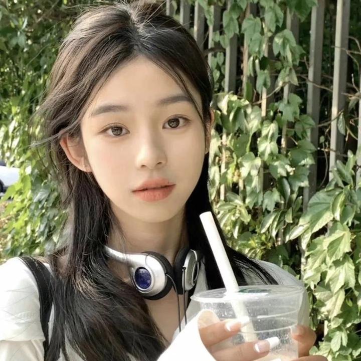 坐推土机的少女